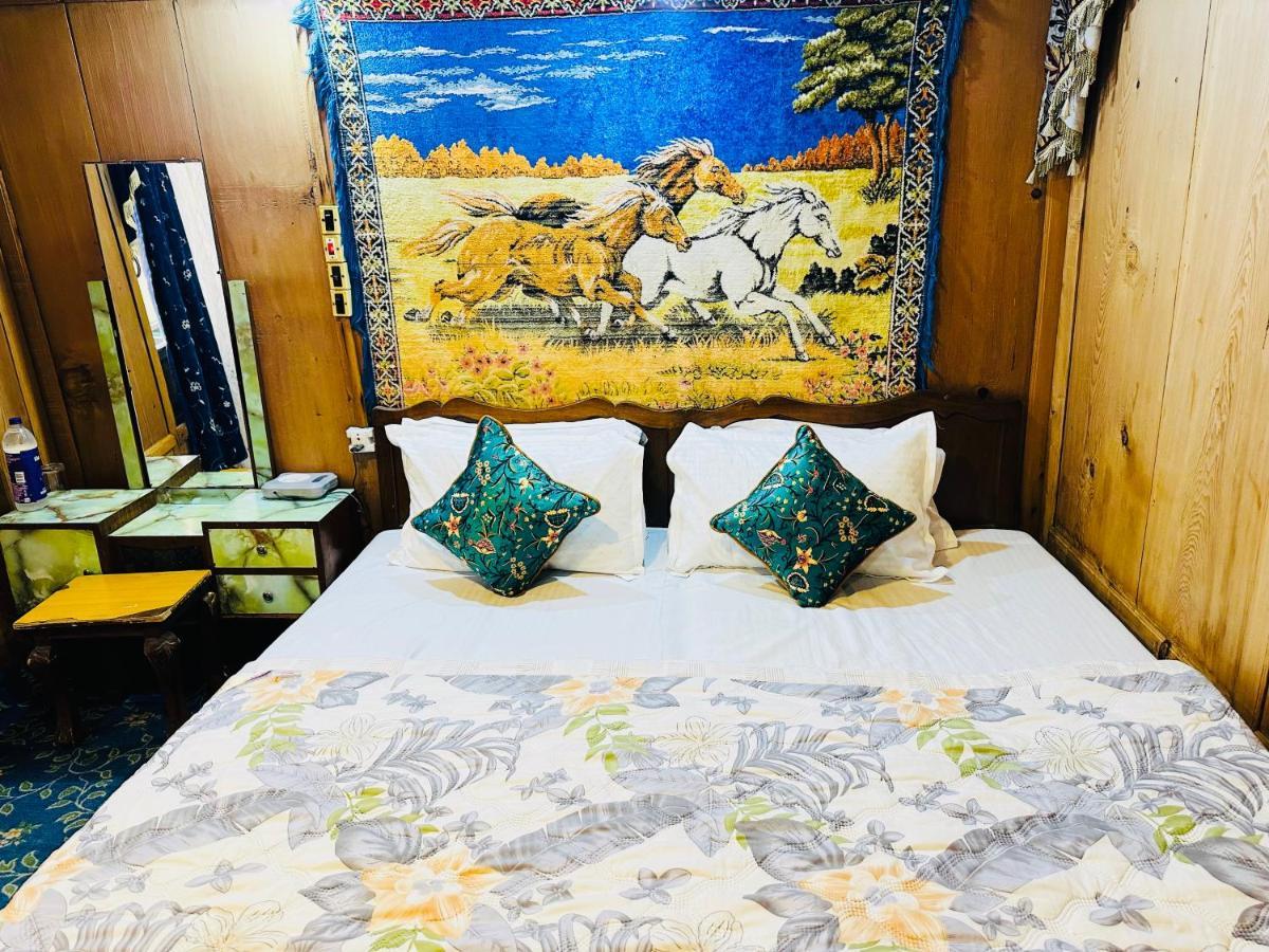 مبيت وإفطار Srīnagar Houseboat New Retreat Group المظهر الخارجي الصورة